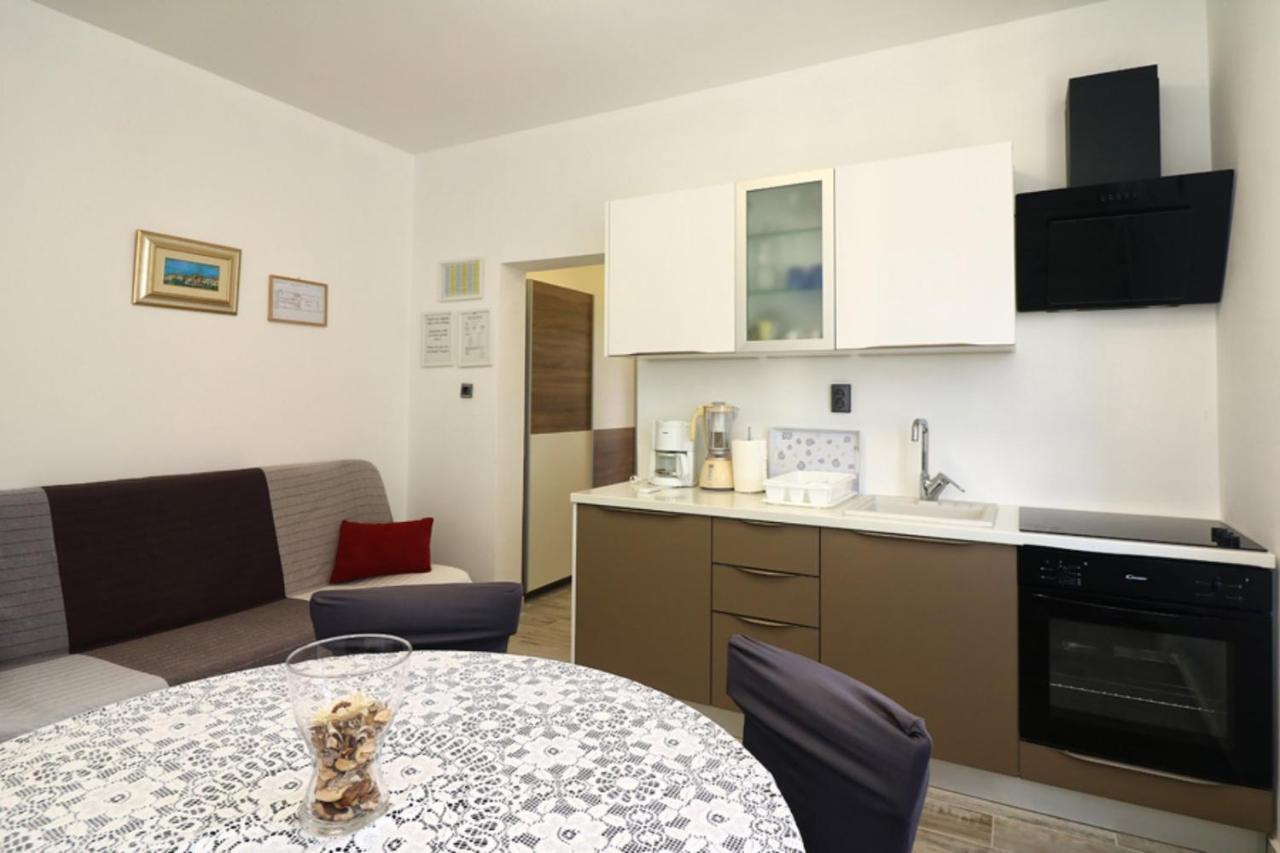 Apartmani Mikin Betina  Exterior photo