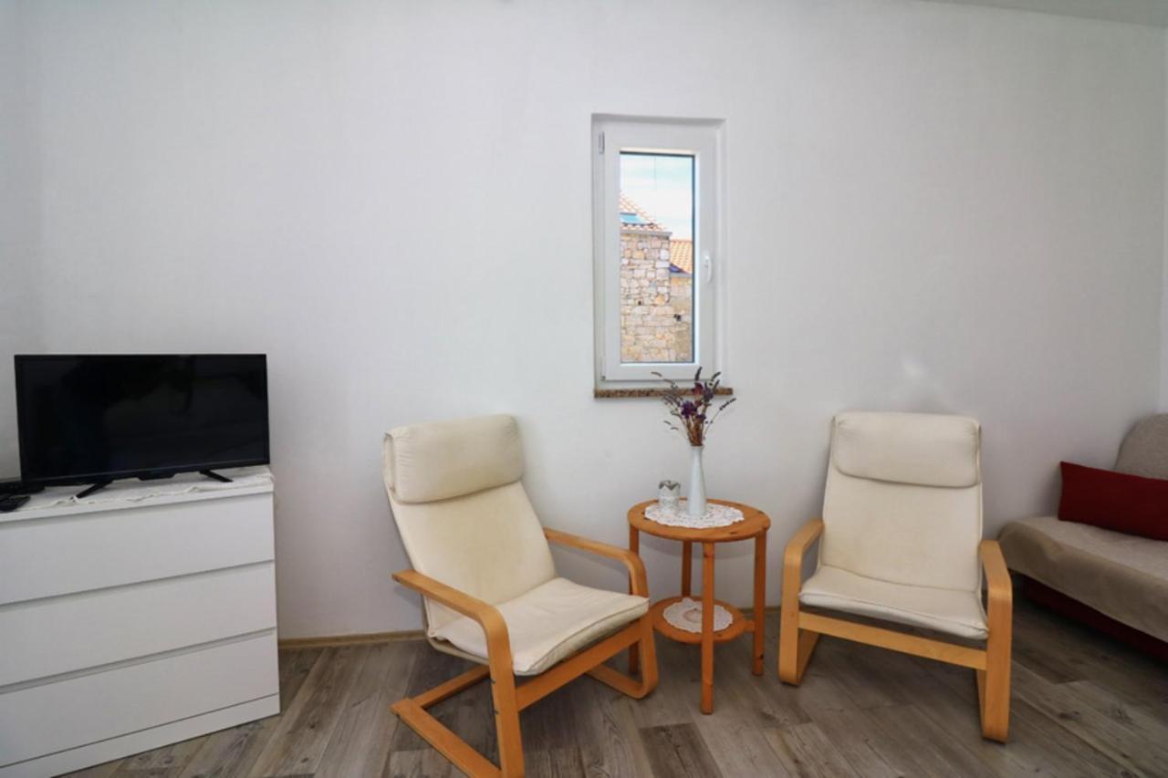 Apartmani Mikin Betina  Exterior photo