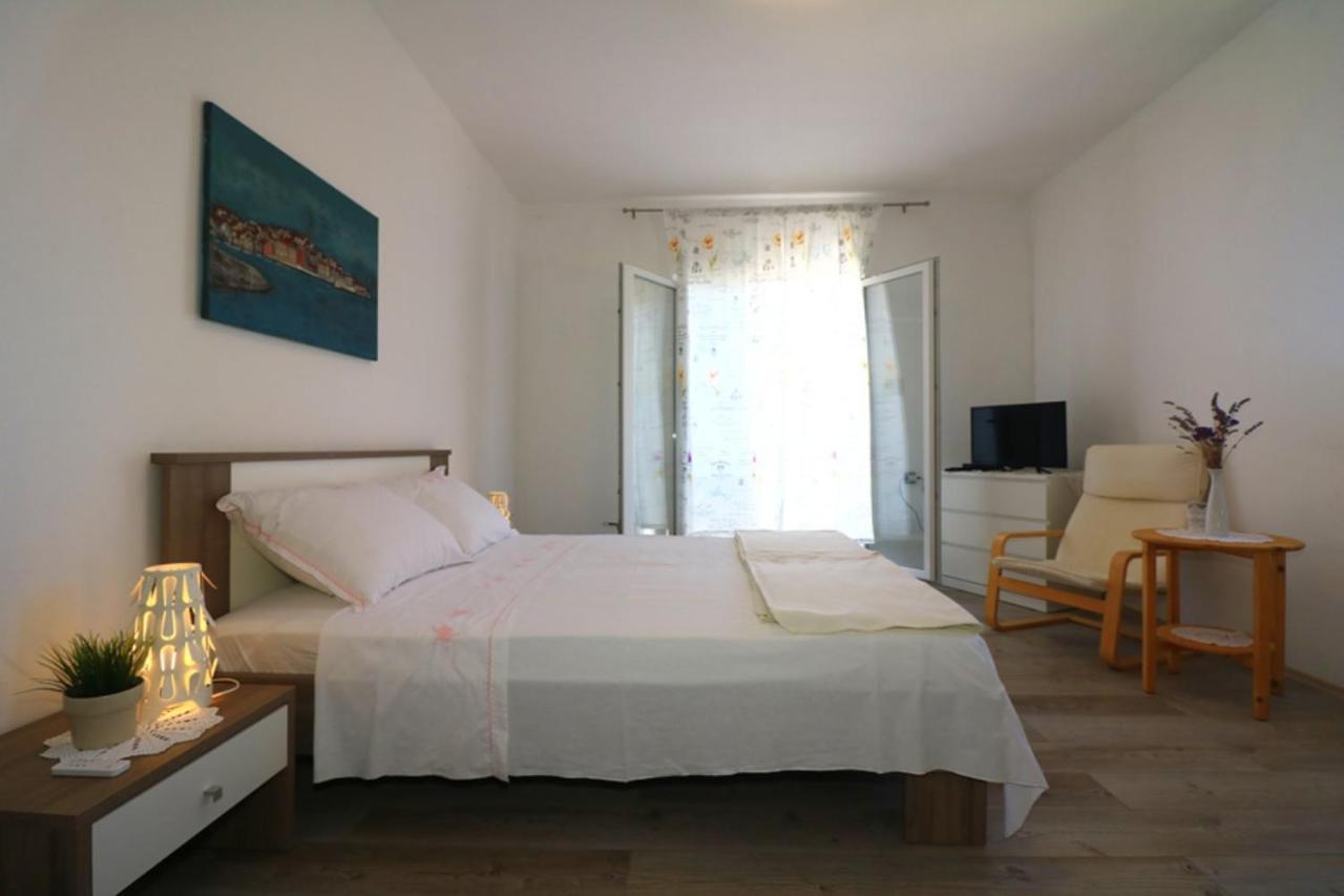 Apartmani Mikin Betina  Exterior photo