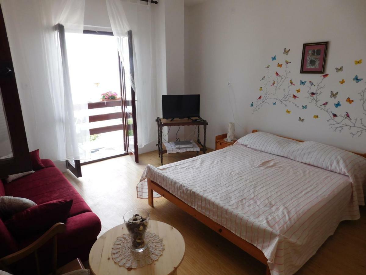 Apartmani Mikin Betina  Exterior photo