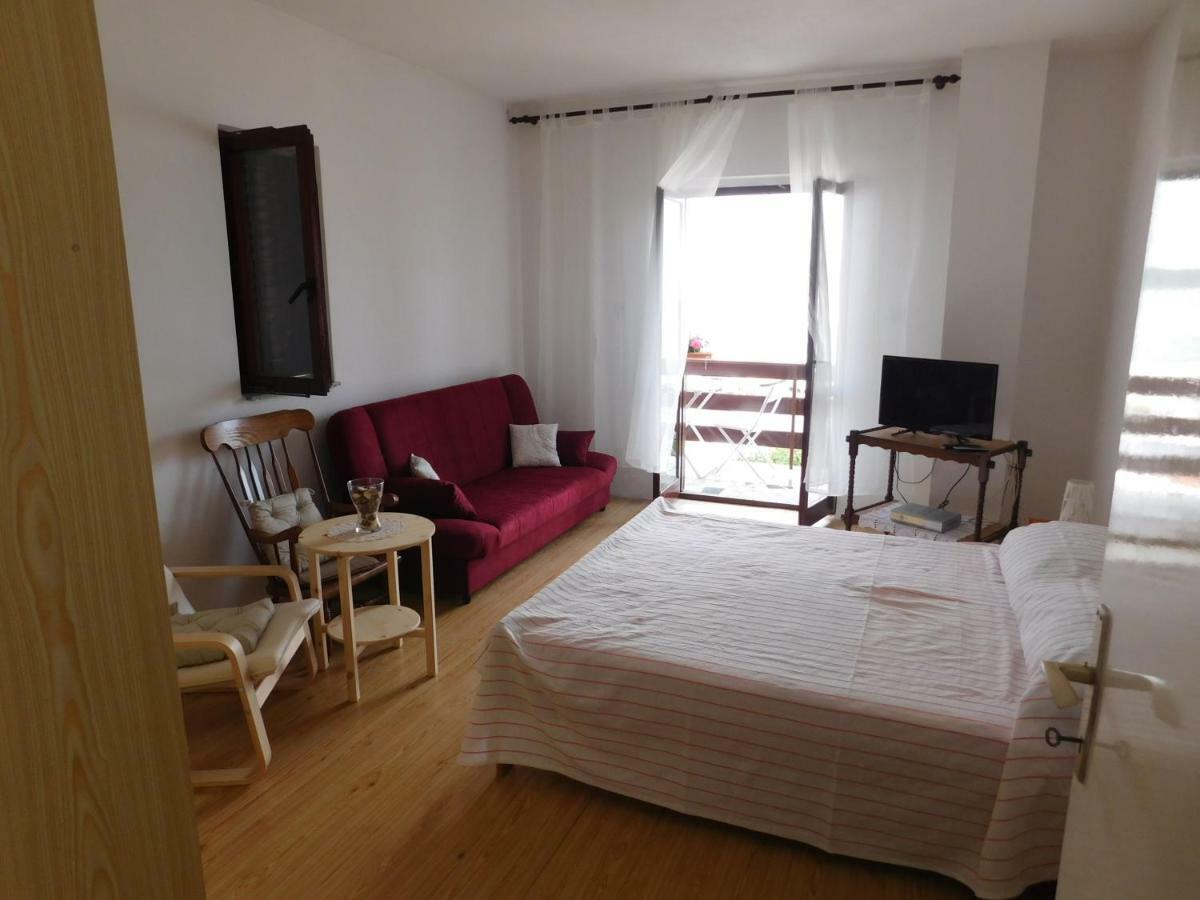 Apartmani Mikin Betina  Exterior photo