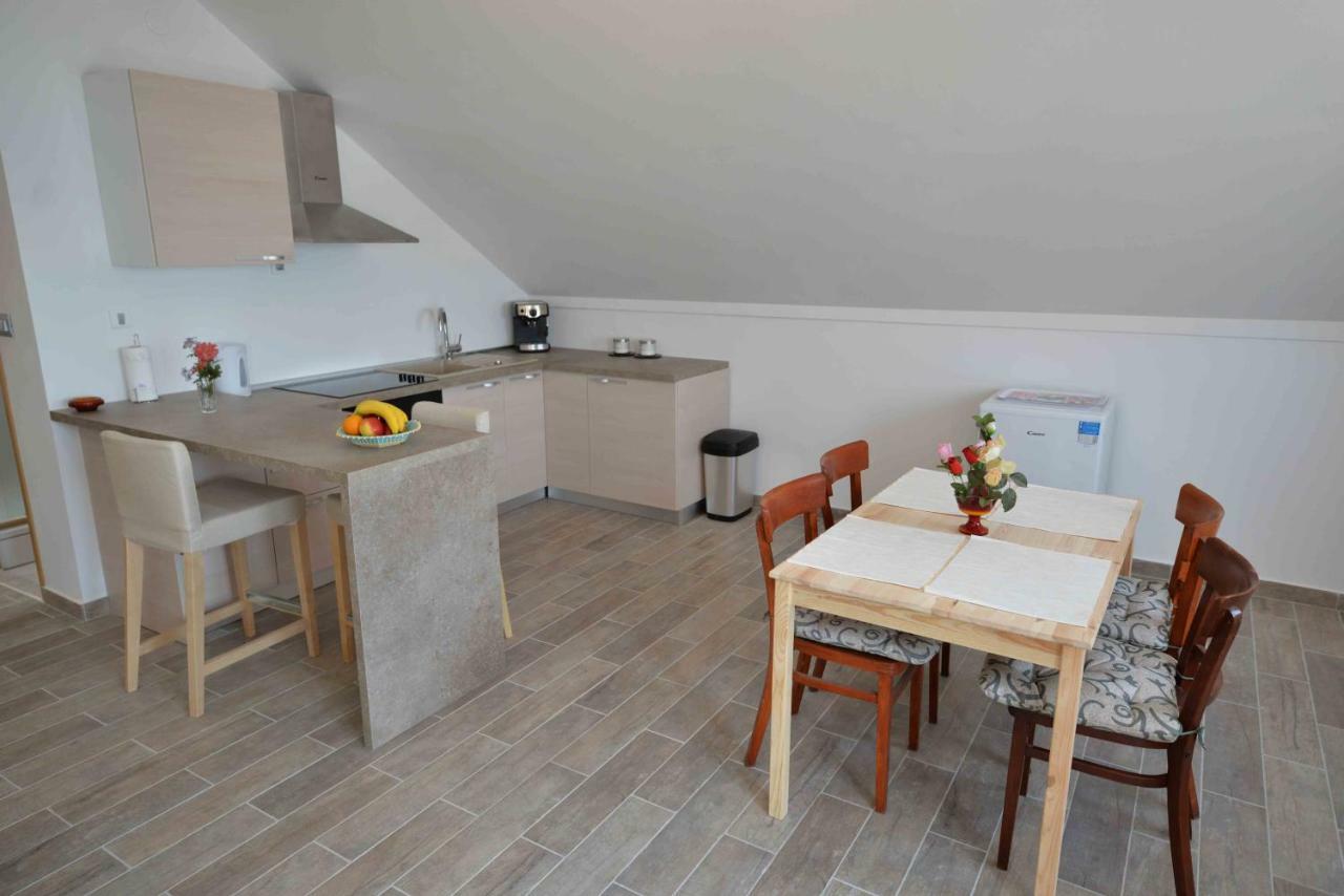 Apartmani Mikin Betina  Exterior photo