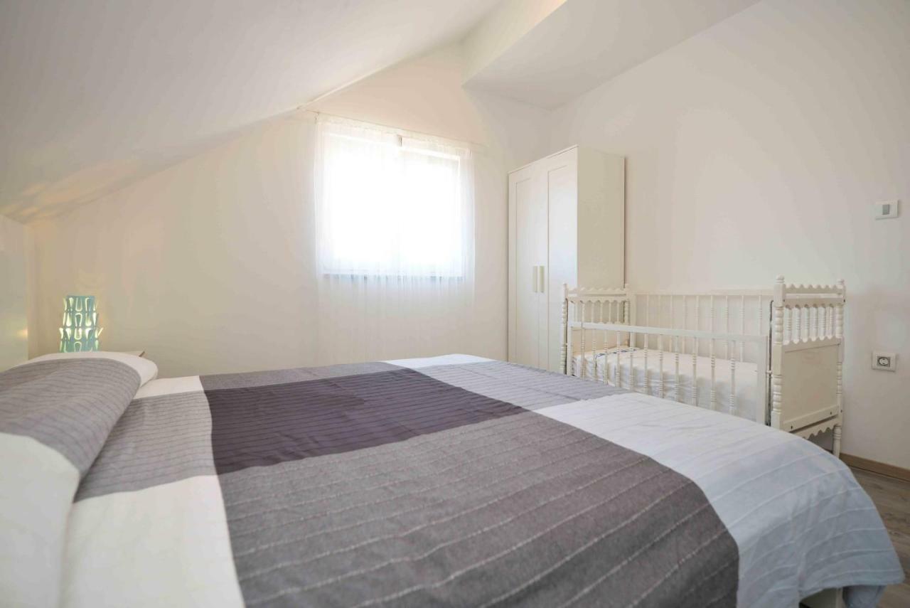 Apartmani Mikin Betina  Exterior photo
